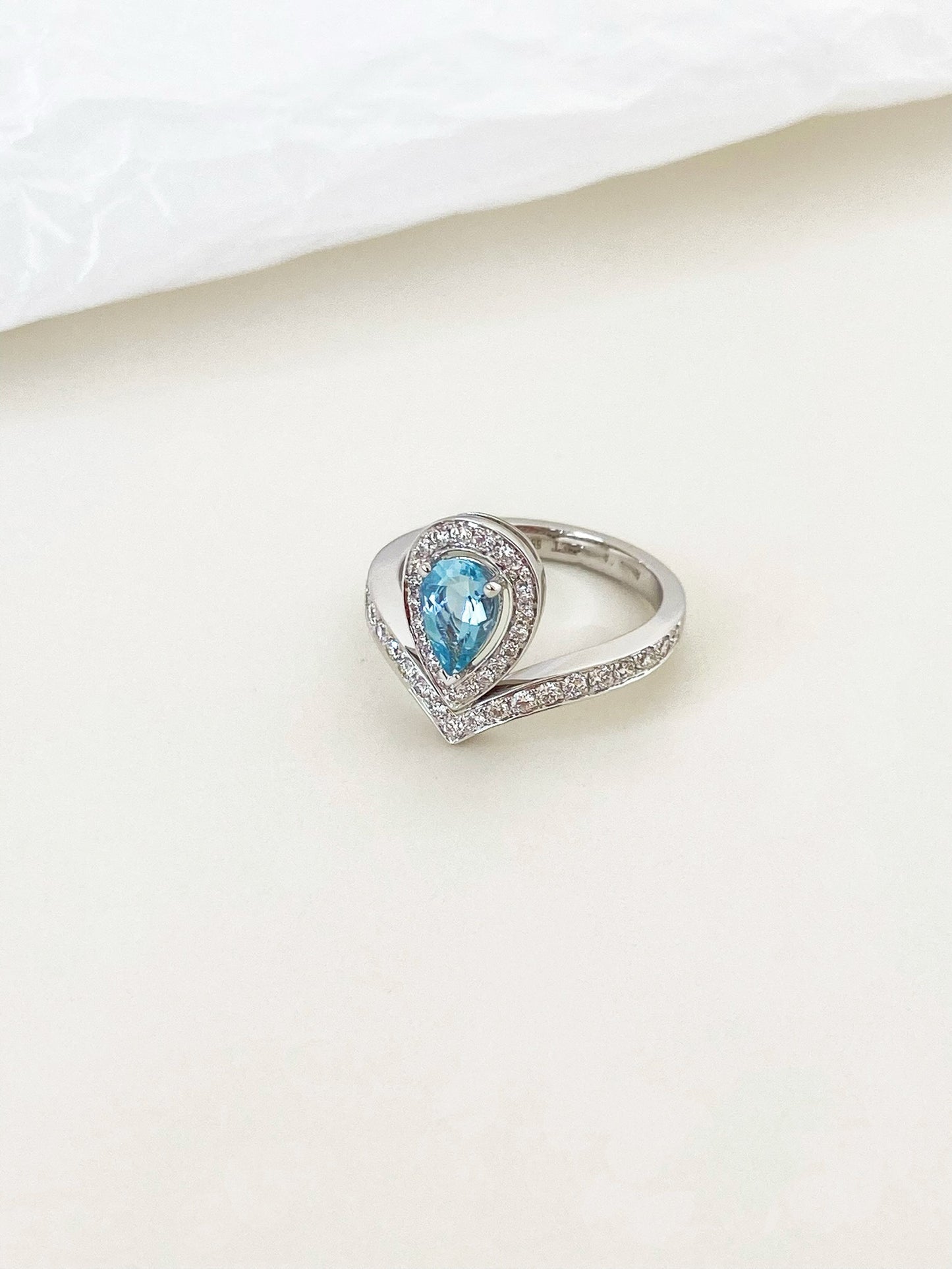 Aquamarine and Dimond Ring in 18k White Gold