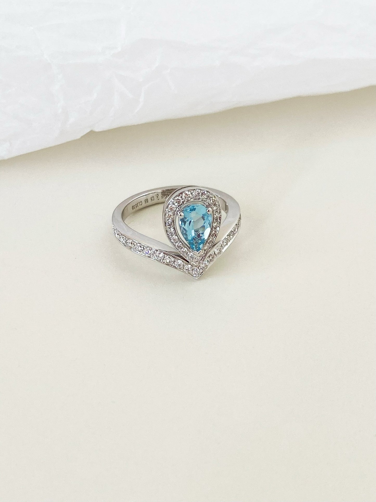 Aquamarine and Dimond Ring in 18k White Gold