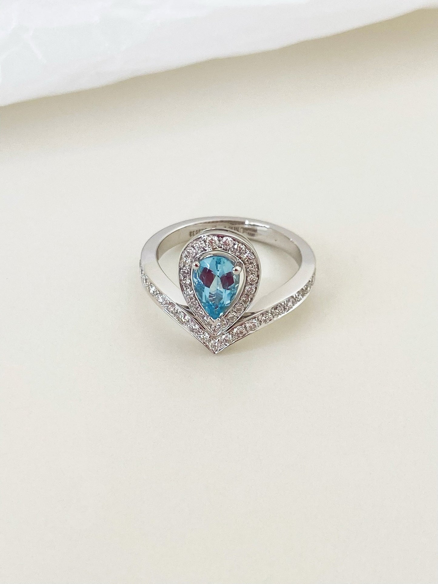 Aquamarine and Dimond Ring in 18k White Gold