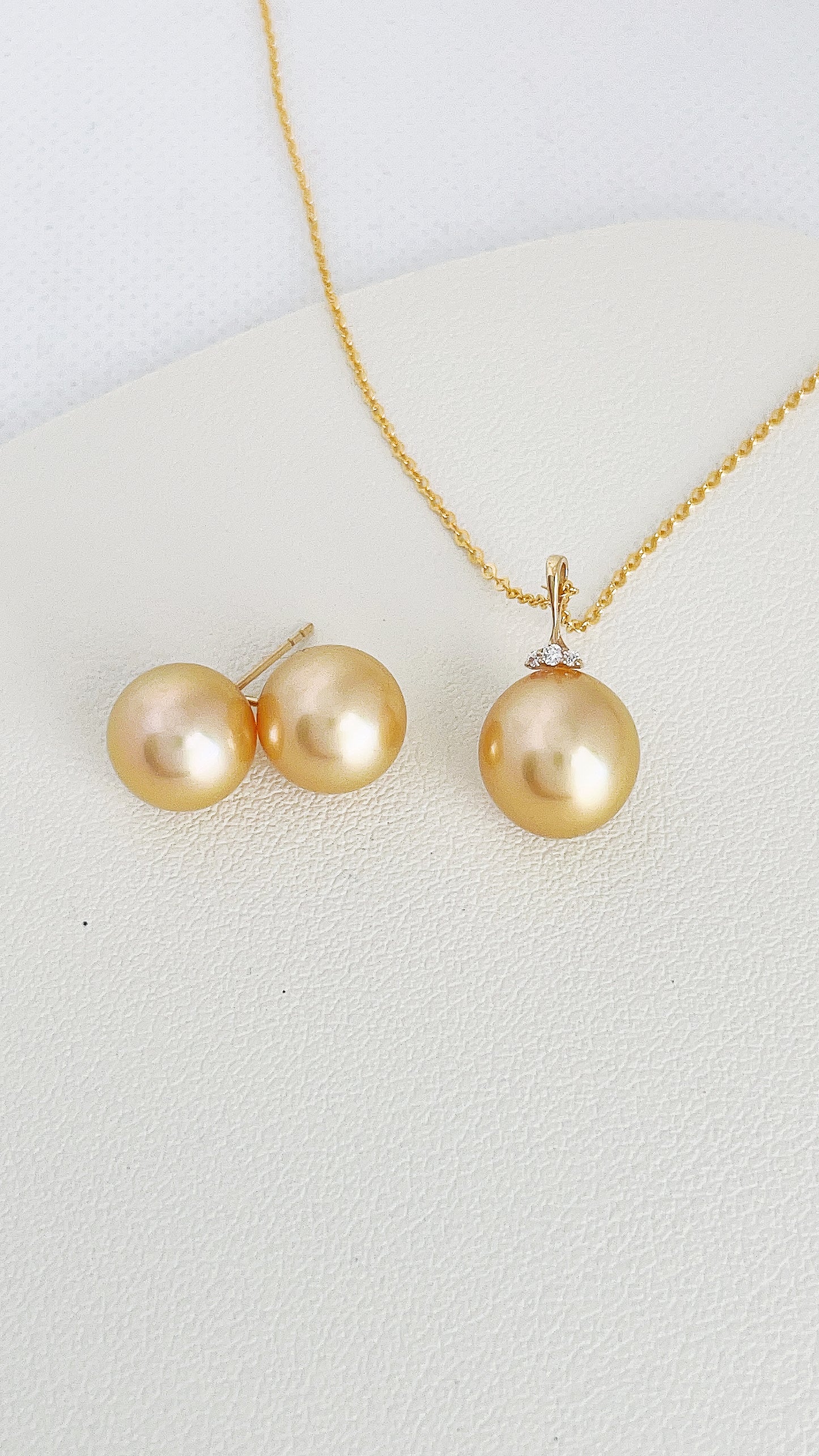 South Sea Gold Pearl in 18k Gold Diamond Pedant