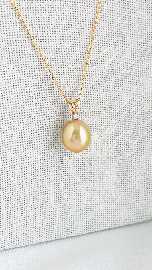 South Sea Gold Pearl in 18k Gold V Shaped Pedant